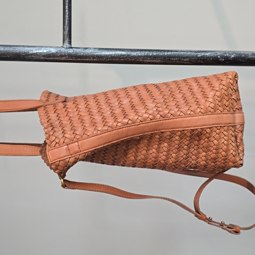 Madewell The Medium Transport Tote: Woven Leather Edition In Burnished Caramel - Picture 3 of 12